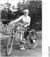 "Das Fahrrad mit Motor - der Traum fast aller Radfahrer. Noch in diesem Jahr wird dieser Traum für 9.500 Radfahrer Wirklichkeit. Zu den ersten, die einen solchen Motor erhalten, zählen 500 Angehörige des eigenen Werks." (September 1956)