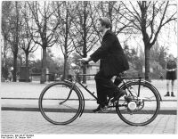 "Kraftfahrzeugschlosser Horst Rummel im VEB Akku- und Autoreparaturbetrieb in Magdeburg, einer Vertragswerkstatt des "Karl-Marx"-Werkes, hat sich auf den Einbau der Motoren spezialisiert. Er unternimmt mit jedem Rad eine Probefahrt, bevor er es aus der Hand gibt." (Oktober 1954)