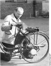 "Der Werktätige Einzelbauer Rudolf Filter aus Wanzleben-Buch hat sich einen Fahrradmotor gekauft und ist glücklich, jetzt auch grössere Fahrten ohne grosse Anstrengung unternehmen zu können. "Jetzt kaufe ich noch einen zweiten Motor für meine Frau", meint er." (Oktober 1954)