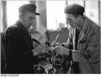 Produktion des MAW-Hilfsmotors auch im VEB Mähdrescherwerk Weimar. (November 1954)