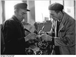 "Der VEB Mähdrescherwerk Weimar produziert Massenbedarfsgüter. [...] Zur Fertigung von Massenbedarfsgütern gehört ein Fahrradhilfsmotor, der voraussichtlich im Jahre 1955 lieferbar sein wird. " (November 1954)