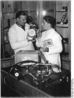 "Im Industrieladen des volkseigenen Fahrzeugbaus, des VEB Simson-Suhl, ist in der Abteilung Fahrrad- und Motorradersatzteile von der Speiche bis zum Fahrradmotor alles vorhanden. (Stalinallee 272-275)." (Januar 1955)