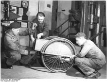 "Neben Fahrradständern und Gepäckträgern wollen die Lehrlinge des Dampfhammerwerkes in Großenhain im Februar 1955 50 Fahrradanhänger über den Plan hinaus herstellen." (Januar 1955)