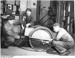 "Neben Fahrradständern und Gepäckträgern wollen die Lehrlinge des Dampfhammerwerkes in Großenhain im Februar 1955 50 Fahrradanhänger über den Plan hinaus herstellen." (Januar 1955)