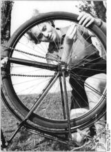 "Ein Fahrrad stand am Wiesenrand. Es fehlt was am Ventile. Doch Mädchenhand die Panne bannt! Dann fuhr es fort zum Ziele." (April 1955)