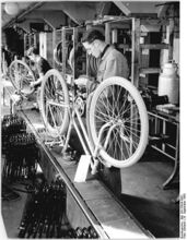 Fahrradmontage am Fließband (September 1955)
