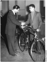 Dieses Diamant-Fahrrad (offensichtlich ein Modell 104) wurde im Rahmen der "Berliner Sachwertlotterie" verlost und vom Gewinner in der Sparkasse am Berliner Alexanderplatz abgeholt. (November 1955)