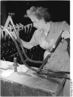 Die Linierungen am Rahmen wurden per Hand aufgebracht (1956). Felgen und Schutzbleche wurden mit eigens dafür konstruierten Maschinen liniert.