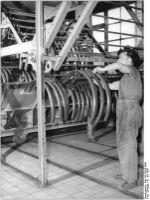 Automatische Lackierung und Trocknung der Schutzbleche (1956). Auch die Rahmen wurden in solchen Wanderöfen lackiert.