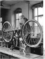 Kontrolle der Fließbandfertigung (Juli 1956).