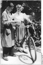 "Mit dem Fahrrad vom Ausleihdienst ins Grüne." Bei der HO-Industriewaren Rudolfstadt konnten u. a. Fahrräder ausgeliehen werden (3,- DM für zwei Tage) (Mai 1956)