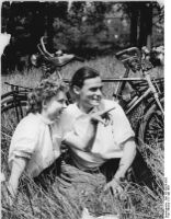 Rast bei einer Ausfahrt des Ehepaares Ingeborg und Wolfgang Leitz mit ihren bei der HO Rudolstadt ausgeliehenen Fahrrädern. (Mai 1956)