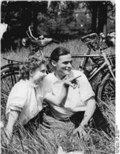 Rast bei einer Ausfahrt des Ehepaares Ingeborg und Wolfgang Leitz mit ihren bei der HO Rudolstadt ausgeliehenen Fahrrädern. (Mai 1956)