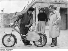 Prototyp eines Kleinstmotorrollers/Mopeds, das durch den MAW-Hilfsmotor angetrieben wurde. Eine Serienfertigung gab es nicht. (August 1956)