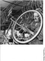 "Erfahrene Fahrradmonteure montieren die Rennmaschinen. Hier der Monteur Fritz Böcklitz." (April 1961)