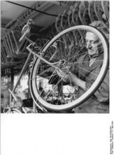 "Erfahrene Fahrradmonteure montieren die Rennmaschinen. Hier der Monteur Fritz Böcklitz." (April 1961)