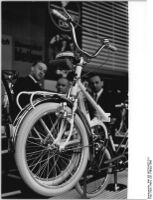 "1968 Auf dem Gelände der Technischen Messe zeigt der VEB Mifa Sangerhausen das Klappfahrrad für 1968. Dieses Rad wird dem gesundheitsförderndem Radfahren neue Freude gewinnen." (Februar 1968)