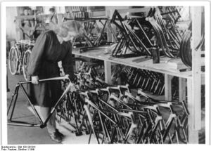 "Blick in die Buntlackiererei des Werkes." (1949)