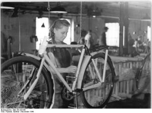 Verpacken der Fahrräder. (November 1949)