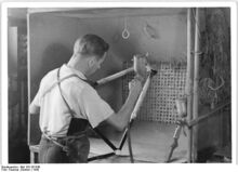 "Der Aktivist Hans Joachim Volkland, der mit seinen Leistungen an der Spitze der Abteilung steht, beim Spritzen der Strahlenköpfe." (1949)