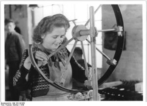 "Hier werden Schutzbleche mit einer besonderen Vorrichtung liniiert." (1949)