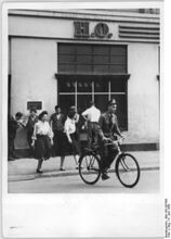 "Bei der amerikanischen Besatzungsmacht in Berlin hat es sich herumgesprochen, daß man bei der HO gut und preiswert kauft. Ein G.I. besorgte sich DM der Deutschen Notenbank, ging zur HO in der Leipziger Straße und kam mit einem Fahrrad für 420 DM,-- herausgefahren." (Juni 1950)
