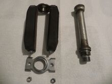 Als erstes löst man die zwei Muttern auf der Tretlagerseite. Das Pedal zerfällt von alleine in 5 Teile.