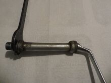 Jetzt beginnen wir mit der Zerlegung der Pedalachse mit Hülle. Ein Pedalschlüssel und ein 10er Ringschlüssel leisten gute Dienste.