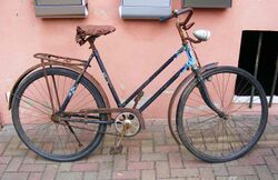 Sehr frühes "Brandenburg"-Damenrad von 1950. Bis wann diese Rahmenform gebaut wurde, ist nicht bekannt. Sattel, Beleuchtung, Griffe und Klingel nicht original.