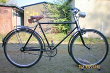 Herrenrad, um 1956. Rahmen mit zeitgenössischen Anbauteilen bestückt. Auch hier kann von der Komplettierung durch einen Fahrradhändler ausgegangen werden.