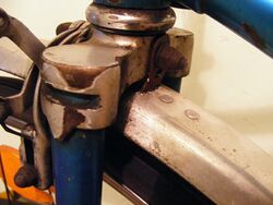 Gabelkopf, silberfarben lackiert.