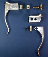 Bremsgriff mit Doppelbolzen Zeitraum: 1957 bis 196? Verwendung: Diamant-Rennräder Material: Aluminium Bemerkungen: ein Bolzen als Scharnier für den Hebel und einer zur Befestigung am Lenker - direkte Verschraubung mit Aluklötzchen im Lenker (oben-mittig); keine Schellenbefestigung möglich