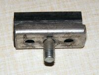 Bremsbelag in Halterung mit Aussparungen. Möglicherweise für Mittelzugfelgenbremsen.