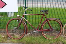 Von Bressler im Diamant-Stil neulackiertes Vorkriegsfahrrad mit Strahlenkopf und Diamant-Abziehbildern.