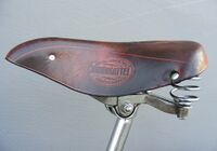 Tourensattel "Burgsattel" Zeitraum: 194? bis 195?, hier: 1951 Verwendung: Diamant-Fahrräder Decke: Leder, lackiert Gestell: Stahl, verchromt Bemerkungen: Ausführungen für Damen- und Herrenräder
