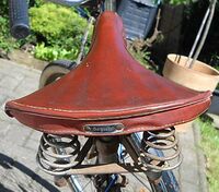 Tourensattel von Burgsattel Zeitraum: 19?? bis 195? Verwendung: Diamant-Fahrräder Decke: Kunstleder Gestell: Stahl, verchromt Bemerkungen: Ausführungen für Damen- und Herrenräder, abgebildeter Sattel von 195