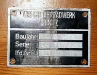 Herstellerplakette, die vrmtl. auf den von etwa 1956 bis 1960/1961 produzierten Postrollwagen angebracht wurde.