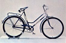 Diamant Modell 35 157, Katalogabbildung 1977. Bemerkenswert ist hierbei die nachlässige Präsentation des Fahrrades (Halterung des Scheinwerfers falsch montiert, unsinnige Einstellung der Sattelneigung).