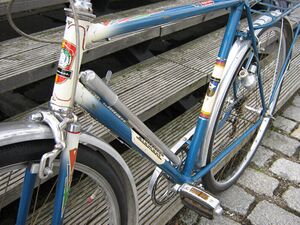 Rahmendekor des Luxus-Sportrads, das in dieser Form nur von 1964 bis 1966 verwendet wurde. Ebenfalls gut zu erkennen sind die Steuerkopfmuffen mit den dreieckigen Aussparungen. Etwa 1966/67 wurde die Form geändert, die Aussparungen fielen der Vereinfachung zum Opfer.