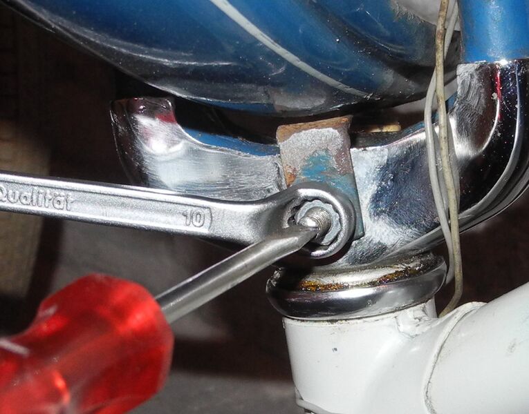 Datei:Demontage Seilzug Reifenbremse Bild2.JPG