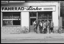 "Wartende vor dem Geschäft 'Fahrrad-Linke' in der Kastanienallee." (8. April 1987)