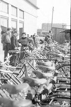 Freiluft-Fahrradverkauf der HO, Dresden 1956. (1)