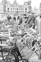 Freiluft-Fahrradverkauf der HO, Dresden 1956. (2)