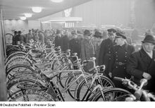 "Besucher vor einem Messestand mit Fahrrädern" auf der Leipziger Frühjahrsmesse 1951. Im Hintergrund ist eine große Werbewand für die Centrix-Nabe zu erkennen.
