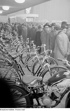 "Besucher vor einem Messestand mit Fahrrädern" auf der Leipziger Frühjahrsmesse 1951. Im Vordergrund ist das HMW-Motorfahrrad der Hainsberger Metallwerke, weiter hinten sind die Prototypen der National-Leichtmetallfahrräder zu sehen.