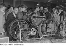 Fahrrad mit dem Hilfsmotor Steppke. (Frühjahrsmesse 1953)