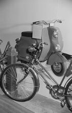 "Ein Fahrrad und ein Motorroller auf der Leistungsschau des Handwerks." (1953) Vermutlich handelt es sich hier um ein von einem Fahrradhändler professionell aufgearbeitetes Rad.
