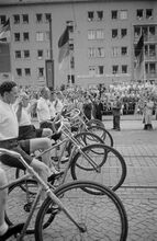 "Kunstradfahrer während der Parade auf der Straße der III. Weltfestspiele (heutige Jahnallee)." (August 1954)