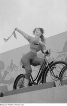Dekoriertes Mifa-Fahrrad auf der Herbstmesse 1954.