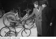 "Fahrräder der sowjetischen Sektion auf der Leipziger Frühjahrsmesse." (Frühjahrsmesse 1954)